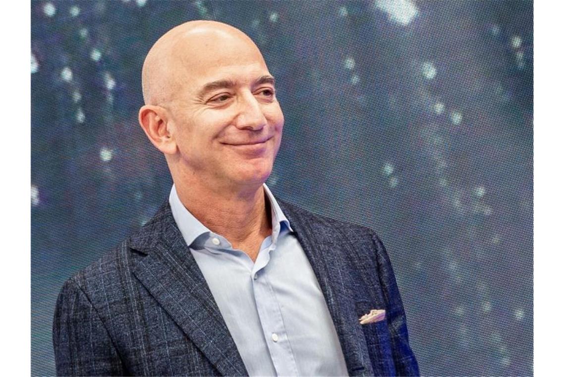 Amazon-Gründer Jeff Bezos ist laut „Forbes“ und „Bloomberg Billionaires“ der reichste Mensch der Welt. Foto: Andrej Sokolow/dpa