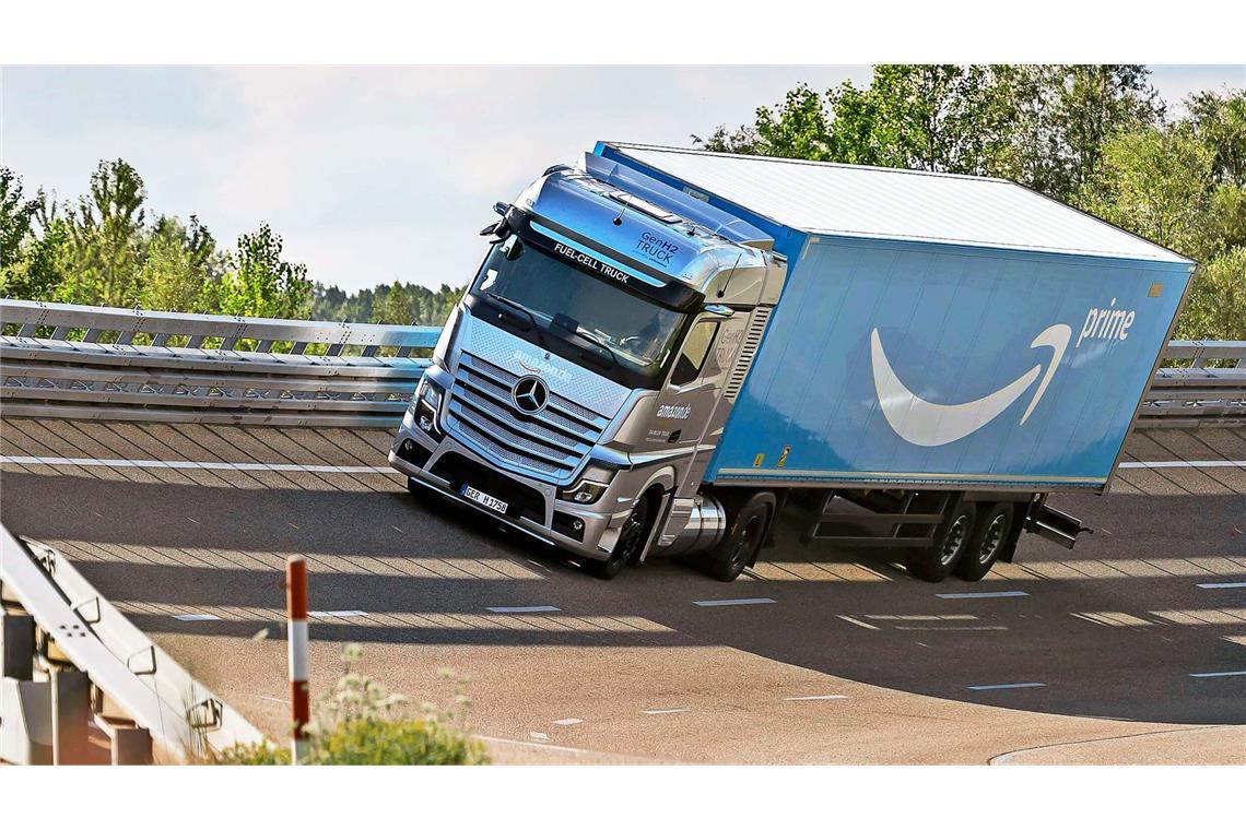 Im Alltag bewährt und trotzdem noch Zukunftsmusik Amazon ist mit dem Brennstoffzellen-Lkw von Daimler Truck – hier auf der Teststrecke bei Wörth – in einem Jahr rund 60 000 Kilometer gefahren.