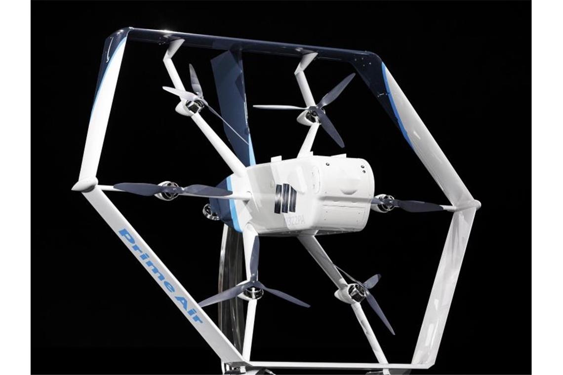 „Prime Air“: Amazon startet Lieferdrohnen in wenigen Monaten Amazon-Lieferdrohne: Der weltgrößte Onlinehändler will schon in einigen Monaten die ersten Pakete per Drohne zustellen. Foto: Jordan Stead/Amazon/AP