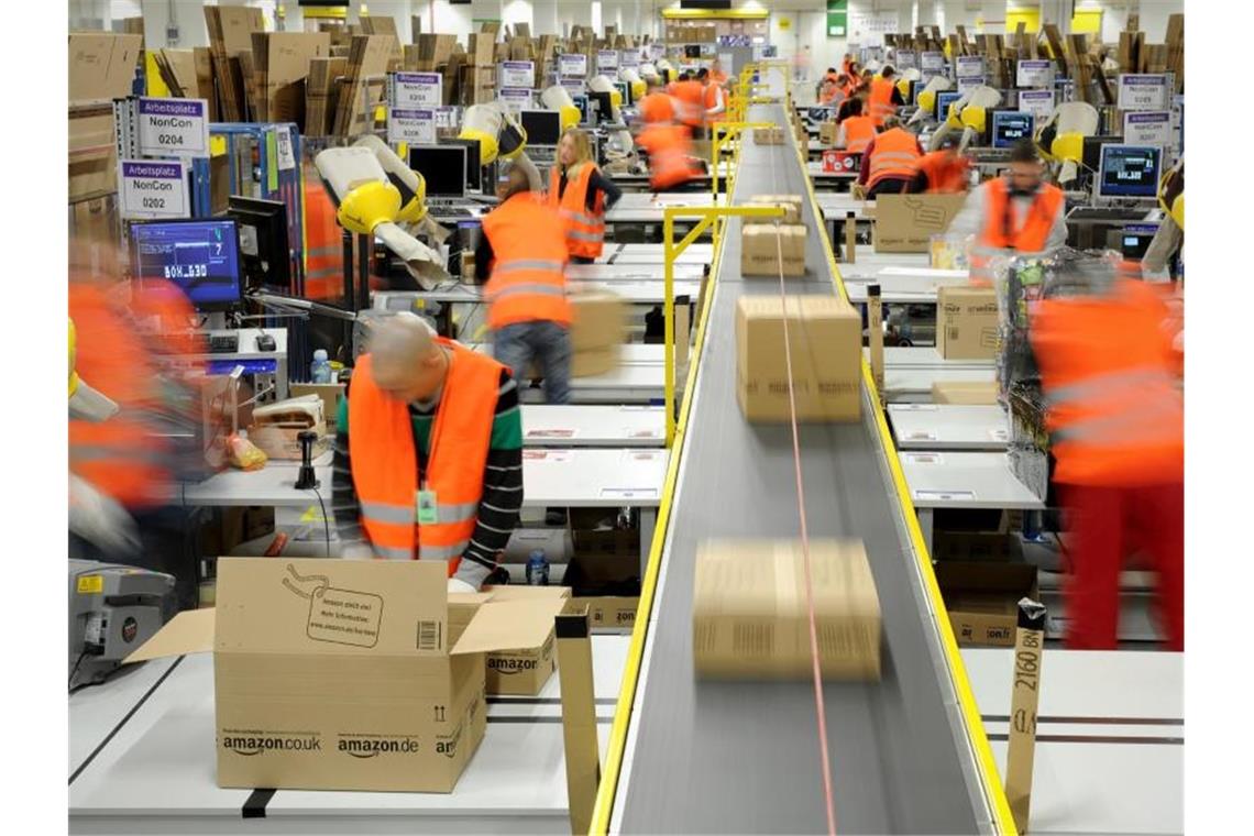 Onlinehandel wächst auch in diesem Jahr kräftig Amazon-Logistikzentrum in Pforzheim: Der Online-Handel boomt. Foto: Jan-Philipp Strobel/dpa