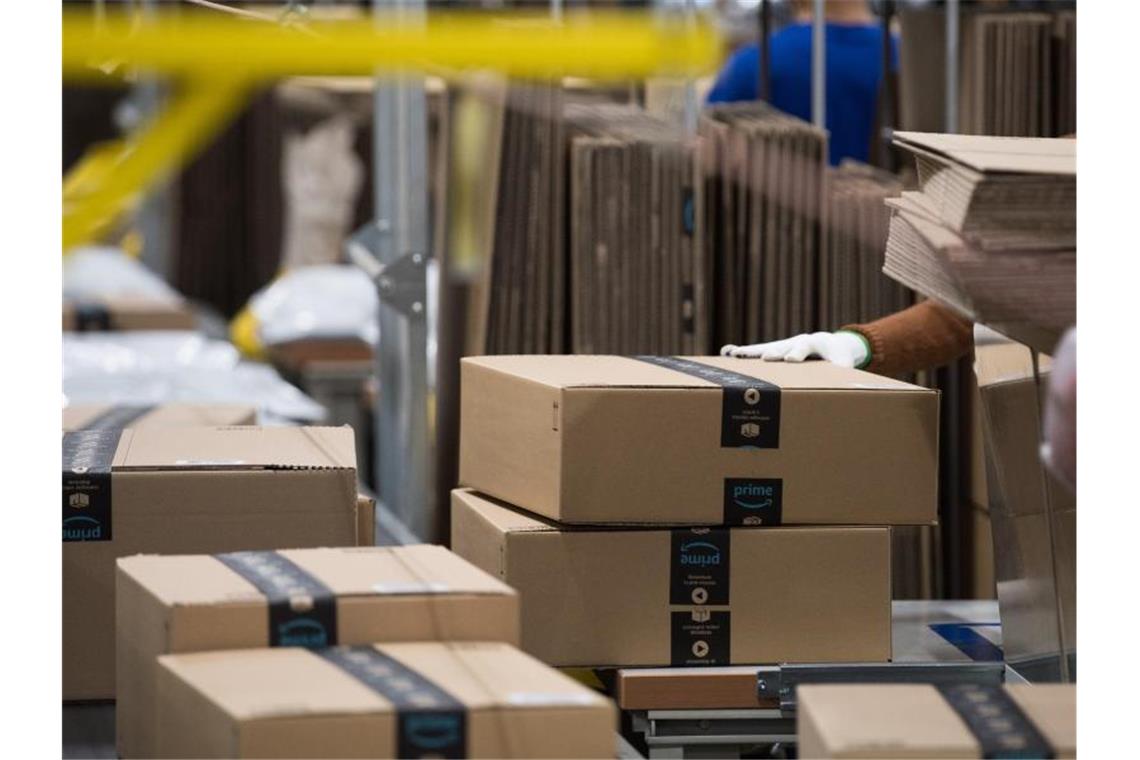 Amazon-Mitarbeiter in Bad Hersfeld streiken Amazon-Pakete auf einem Transportband am Standort Bad Hersfeld. Foto: Swen Pförtner/dpa