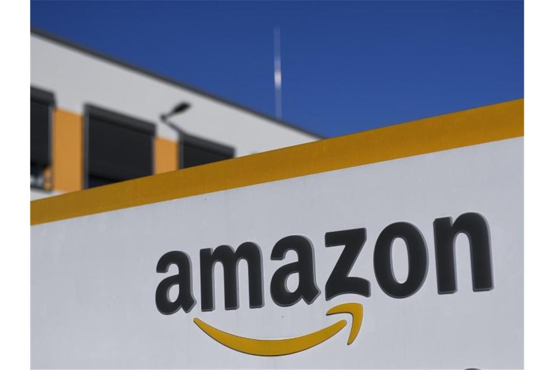 Amazon will zudem die Stundenlöhne für Beschäftigte in den USA, Kanada und Europa erhöhen. Foto: Ina Fassbender/dpa