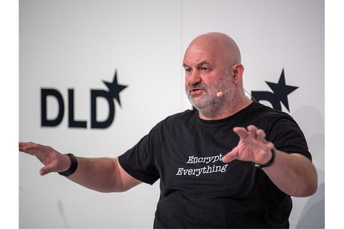 Amazon-Technikchef: Es gibt noch lange Jobs für Menschen Amazons Technikchef Werner Vogels geht davon aus, dass lernende Computer noch lange auf menschliche Hilfe angewiesen sein werden. Foto: Lino Mirgeler/dpa