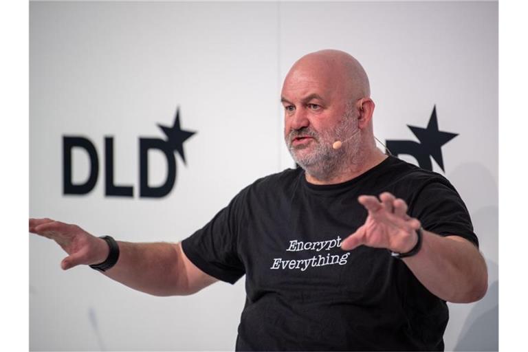 Amazons Technikchef Werner Vogels geht davon aus, dass lernende Computer noch lange auf menschliche Hilfe angewiesen sein werden. Foto: Lino Mirgeler/dpa
