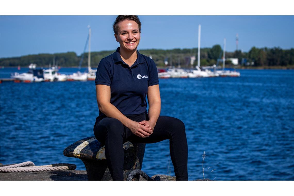 Astronauten auf See - Überlebensübung mit Weste und Paddel Amelie Schönenwald gehört zu den fünf Frauen und drei Männern aus sieben europäischen Ländern, die als Teil einer Astronauten-Reserve der Europäische (Esa) in der Warnow das Überleben auf hoher See trainieren.