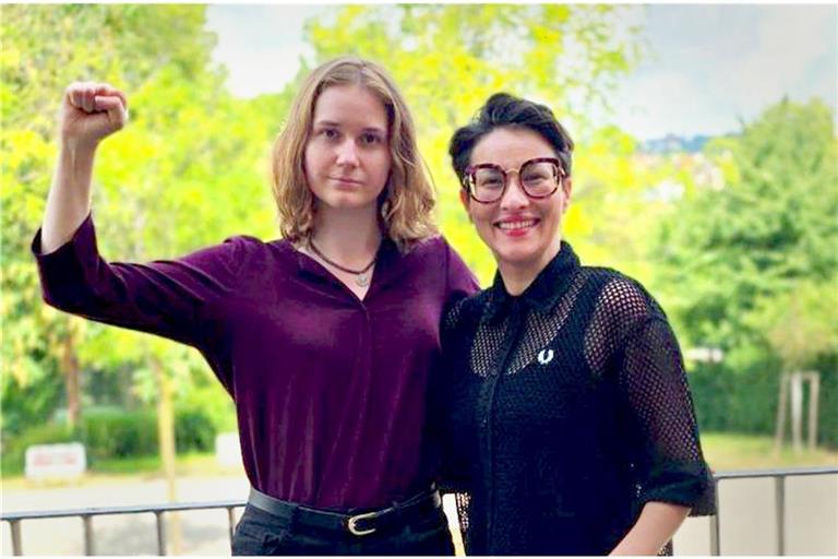 Amelie Vollmer (links) und Ellena Schumacher Koelsch kandidieren im Landtagswahlkampf 2026 für eine Linke-Doppelspitze.