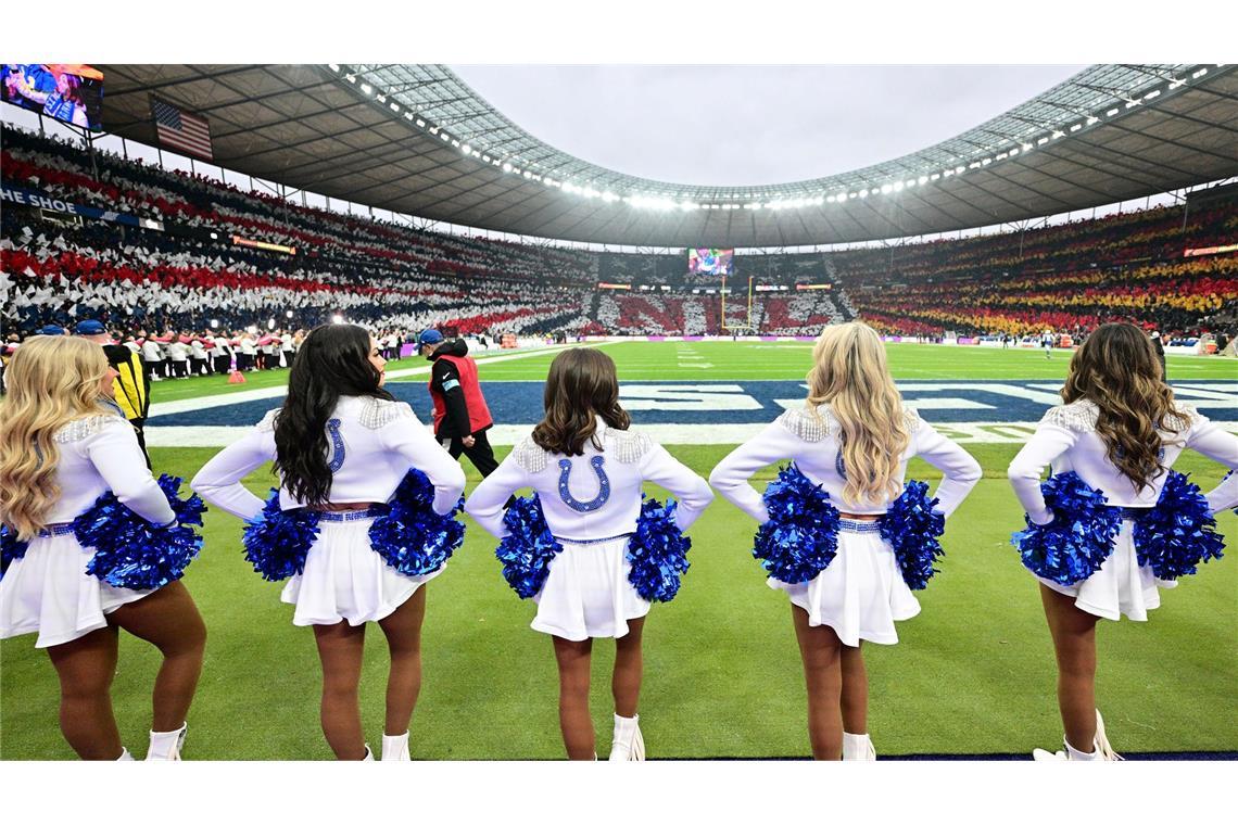 American Football: Profiliga NFL, Indianapolis Colts - Atlanta Falcons, Hauptrunde, Hauptrunde-Partien, 10. Spieltag, Olympiastadion Berlin. Die Cheerleader der Indianapolis Colts vor dem Spiel.