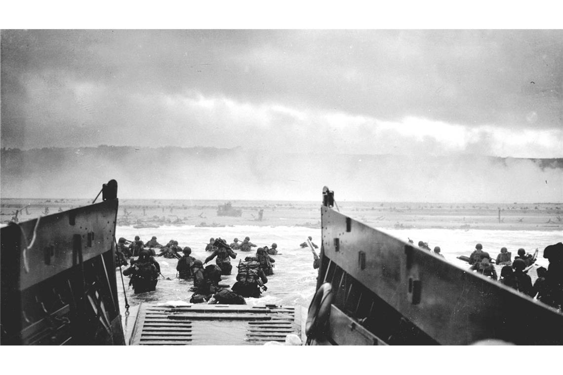 Amerikanische Truppen landen am 6. Juni in dr Normandie am Omaha Beach.