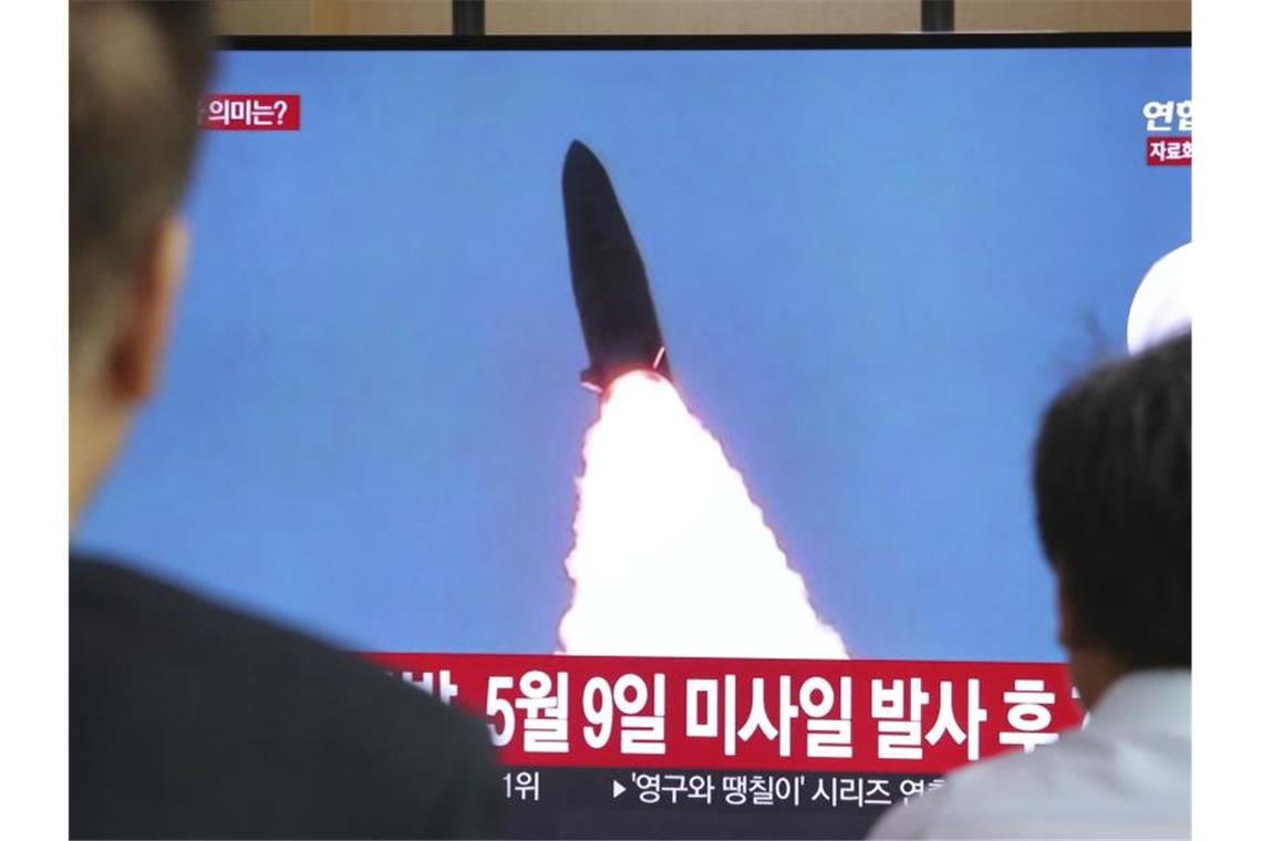 Am Hauptbahnhof von Seoul informiert eine Nachrichtensendung südkoreanische Pendler über den Waffentest. Foto: Ahn Young-Joon/AP