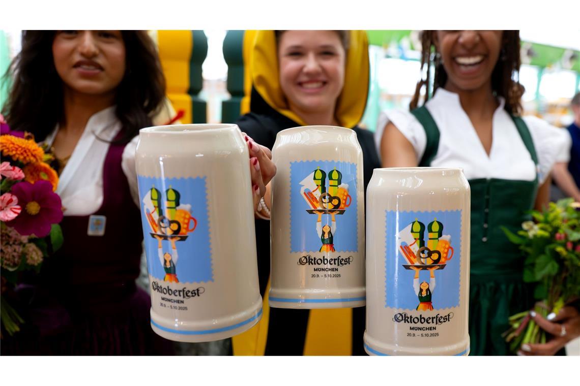 Maßkrug soll Hommage an Wiesn-Bedienungen sein Amiera Harithas (l) und Dinah-Charles Francis (r) haben das Motiv für den Krug entworfen.