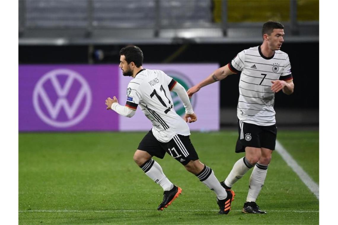 Blamage gegen Nordmazedonien: Löw-Zweifel für EM-Countdown Amin Younes (l) kommt für Robin Gosens ins Spiel. Foto: Federico Gambarini/dpa