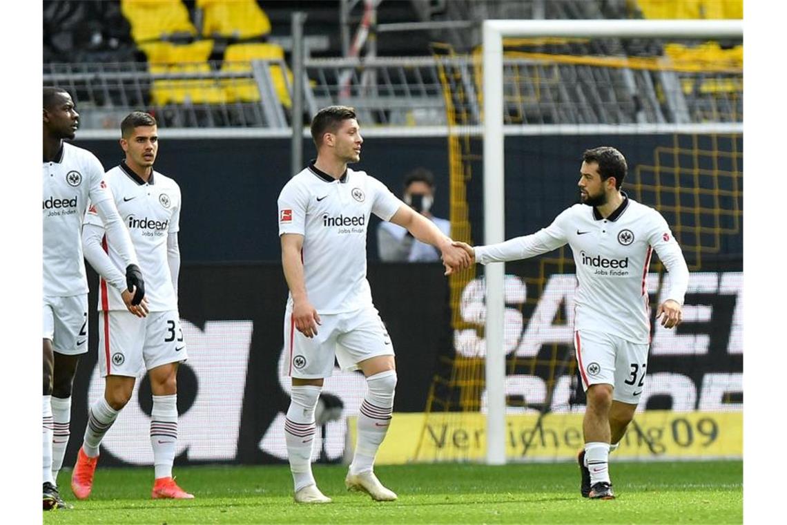 Fußball-Bundesliga am Samstag: Fünf Spiele, fünf Köpfe Amin Younes (r) hat in Frankfurt einen bemerkenswerten Aufstieg hinter sich. Foto: Martin Meissner/Pool AP/dpa