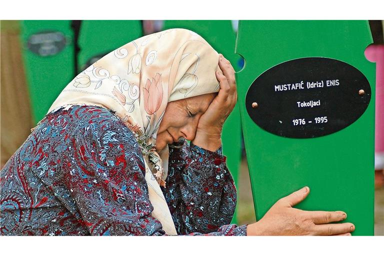 Amina Mustafic trauert um ihren Sohn Enis, den serbische Soldaten 1995 bei Srebrenica erschossen. Seine Leiche wurde erst 2014 gefunden und identifiziert.
