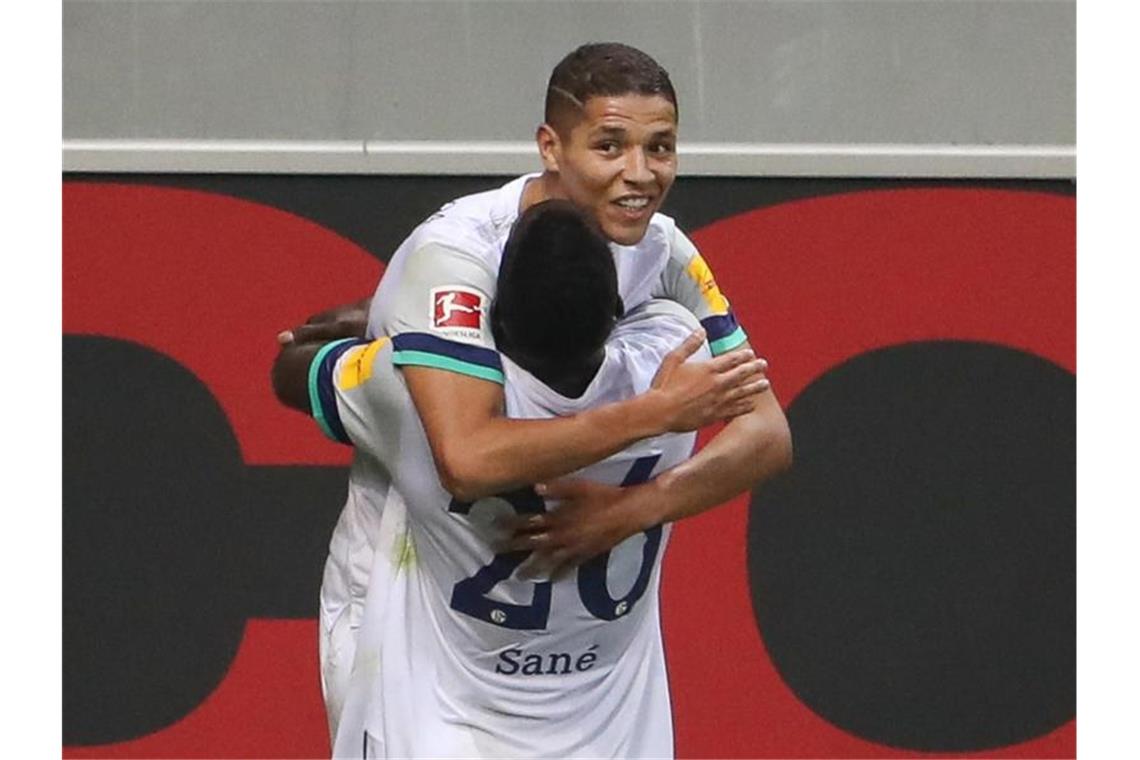 Amine Harit (h.) lässt sich von Salif Sané feiern. Foto: Friso Gentsch