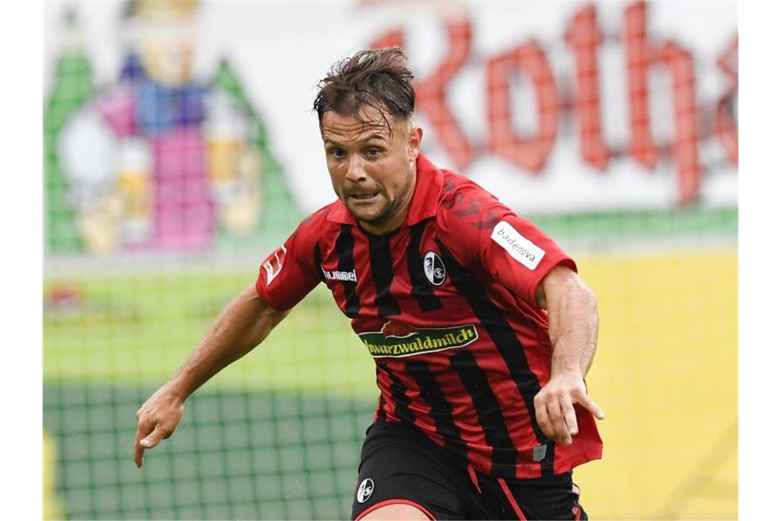 Amir Abrashi von Freiburg kontrolliert den Ball. Foto: Thomas Kienzle/AFP-Pool/dpa/Archivbild