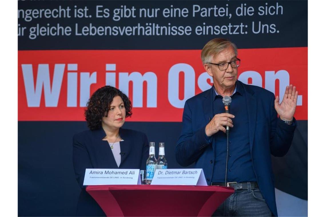 Amira Mohamed Ali (l) und Dietmar Bartsch, beide Fraktionsvorsitzende der Linken im Bundestag, bei einer Wahlkampfveranstaltung. Die Partei zieht gegen den Europäischen Verteidigungsfonds vor das Bundesverfassungsgericht. Foto: Klaus-Dietmar Gabbert/dpa-Zentralbild/ZB