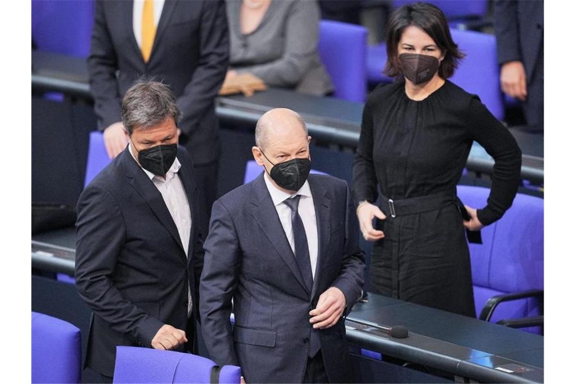 „Peinlich“: Keine Debatte nach Selenskyj-Rede im Bundestag Ampel-Koalition lehnte eine Ukraine-Debatte ab: Kanzler Olaf Scholz, Vizekanzler Robert Habeck, dahinter Außenministerin Annalena Baerbock. Foto: Michael Kappeler/dpa