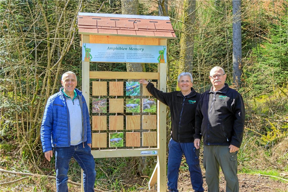 Murrhardter Brünnelesweg zu neuem Leben erweckt Amphibien erinnern: Günter Kühnle und Naturparkführer Walter Hieber sowie Manfred Krautter (von links) beim Memoryspiel.Foto: Stefan Bossow