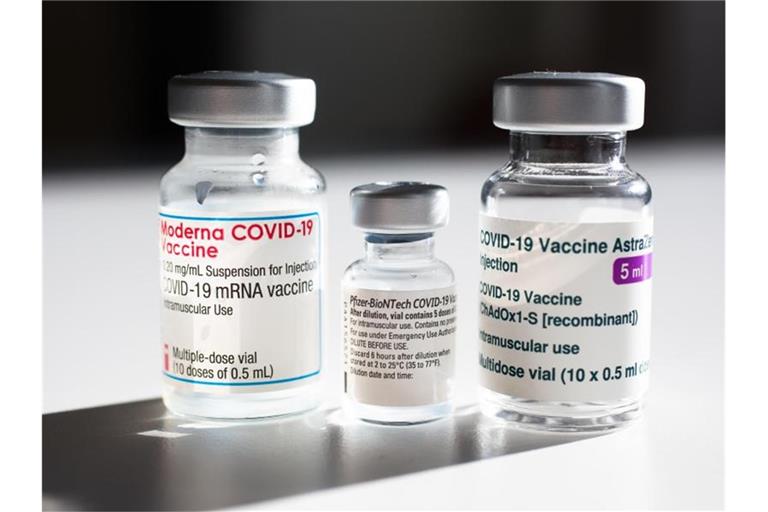 Ampullen der Corona-Impfstoffe von Biontech/Pfizer, Moderna und AstraZeneca. Entwicklungsorganisationen fordern vor dem G7-Treffen ein stärkeres Engagement im Kampf gegen das Coronavirus. Foto: Luka Dakskobler/SOPA Images via ZUMA Wire/dpa