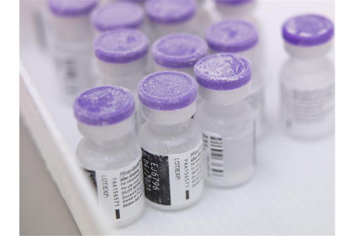 Biontech liefert Bundesländern weiteren Impfstoff Ampullen des Corona-Impfstoffs von Biontech und Pfizer stehen gekült im Universitätsklinikum Tübingen. Die Bundesländer sollen eine neue Lieferung des Corona-Impfstoffs von Biontech erhalten. Foto: Sebastian Gollnow/dpa