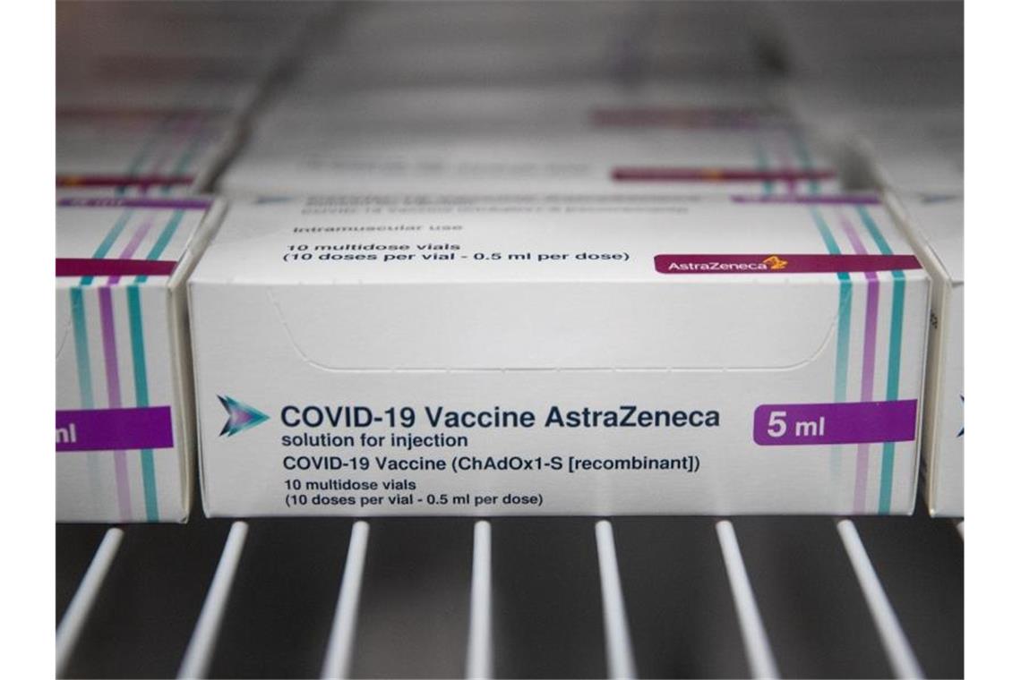 Ampullen mit dem Corona-Impfstoff des Herstellers AstraZeneca stehen in kleine Kartons verpackt in einem Kühlschrank. Foto: Andrew Matthews/PA Wire/dpa/Archivbild