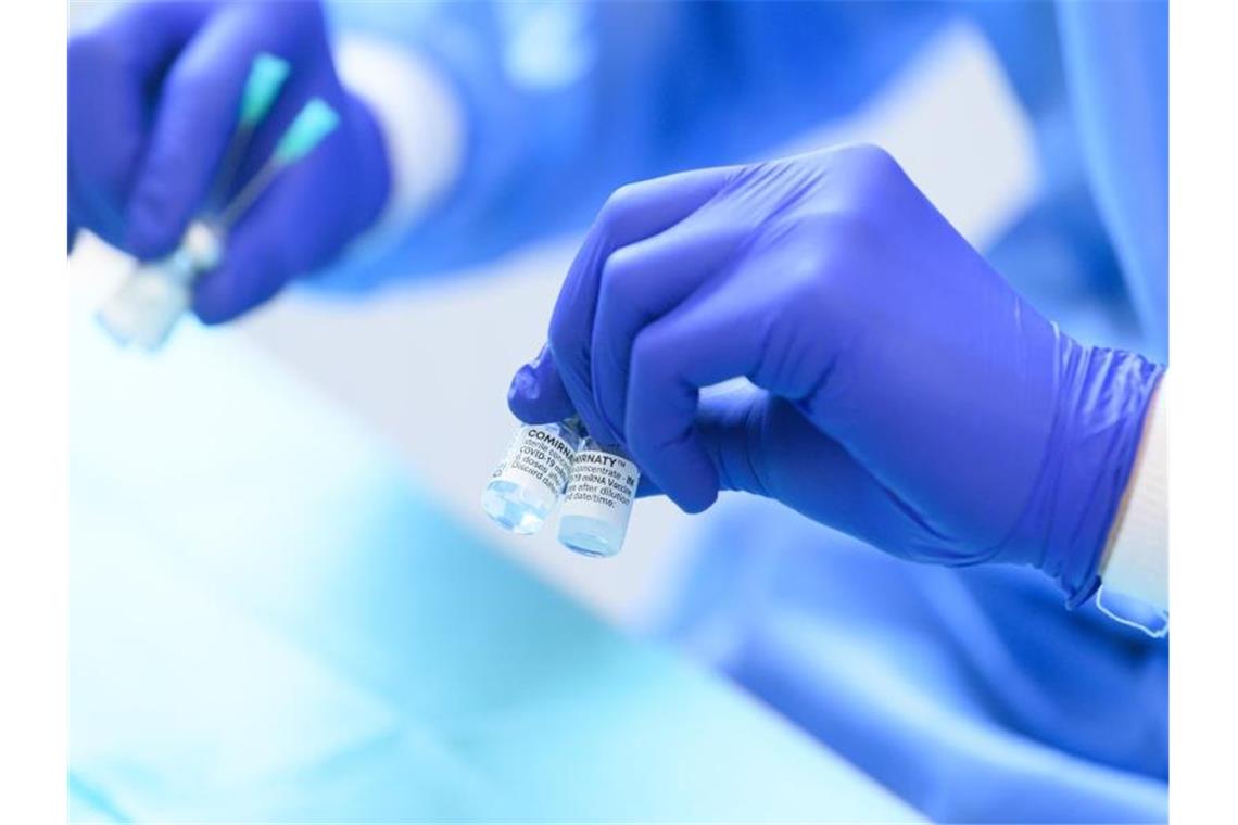 Zweitimpfung: Umbuchung erst bei Termin ab 19. Juli möglich Ampullen mit dem Corona-Impfstoff von Biontech/Pfizer. Foto: Robert Michael/dpa-Zentralbild/dpa/Symbolbild