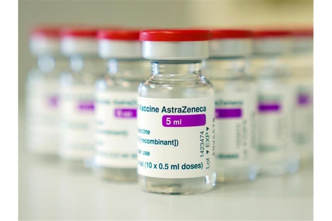 Astrazeneca lagert große Mengen Impfstoff in Italien Ampullen mit dem Impfstoff des schwedisch-britischen Pharmakonzerns Astrazeneca. Foto: Nicolas Armer/dpa