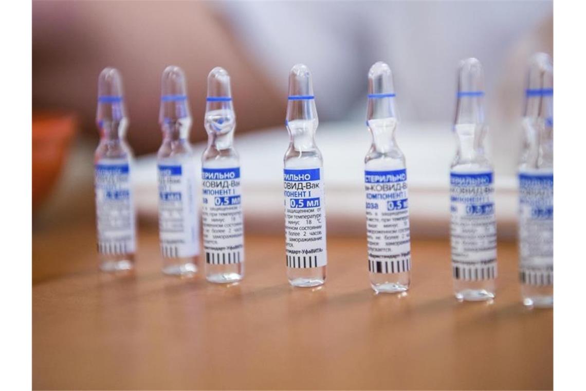 Ampullen mit dem russischen Corona-Impfstoff Sputnik V. Foto: Zoltan Balogh/MTI/AP/dpa