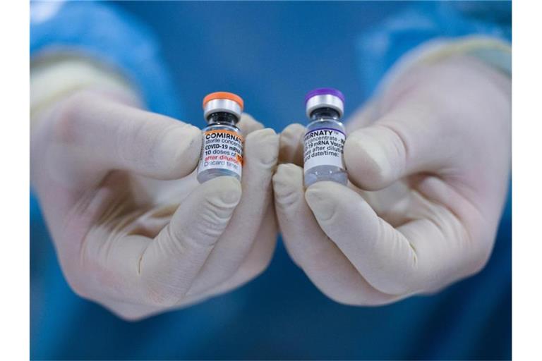 Ampullen mit dem Wirkstoff Comirnaty von Biontech/Pfizer gegen das Coronavirus. Eine halbe Million Corona-Impfungen sind am Wochenende in Deutschland dazugekommen. Foto: Robert Michael/dpa-Zentralbild/dpa