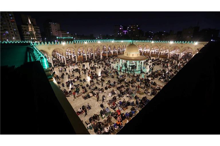 Amr ibn Al-A'as-Moschee  in Kairo: Gläubige feiern heilige Nacht im Ramadan