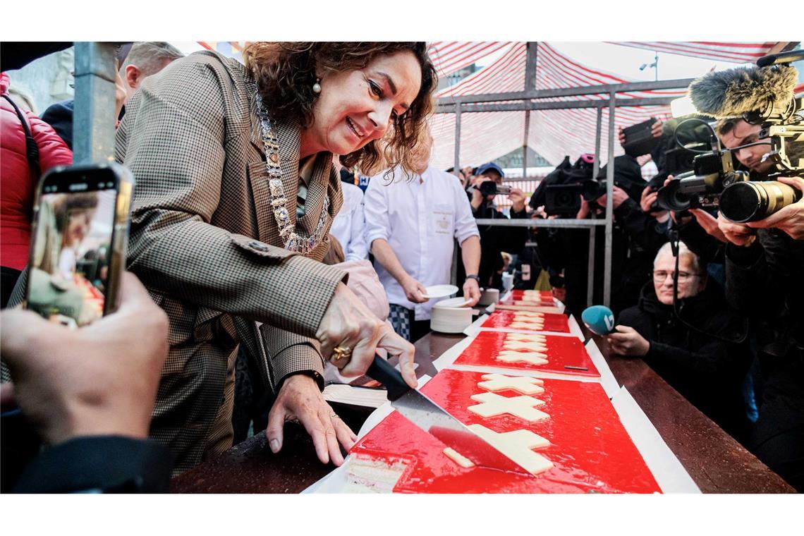 Amsterdam feiert 750. Geburtstag mit 75 Meter langen Torte Amsterdams Bürgermeisterin Femke Halsema schneidet die lange Torte an.