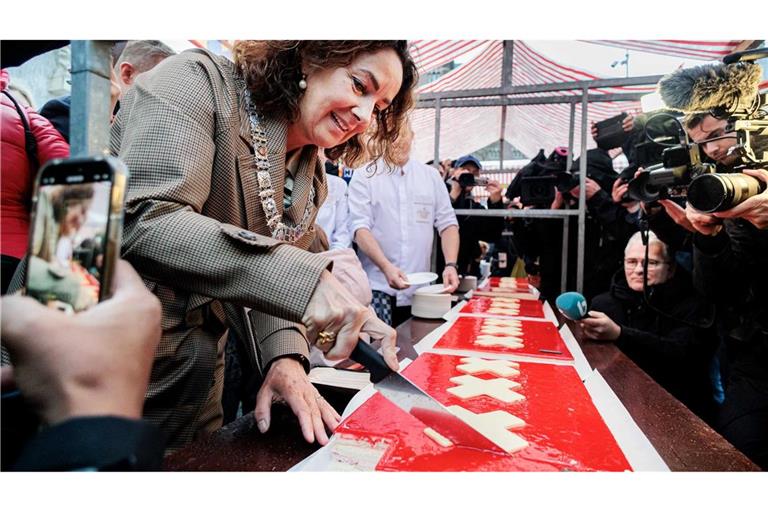 Amsterdam feiert 750. Geburtstag mit 75 Meter langen Torte Amsterdams Bürgermeisterin Femke Halsema schneidet die lange Torte an.