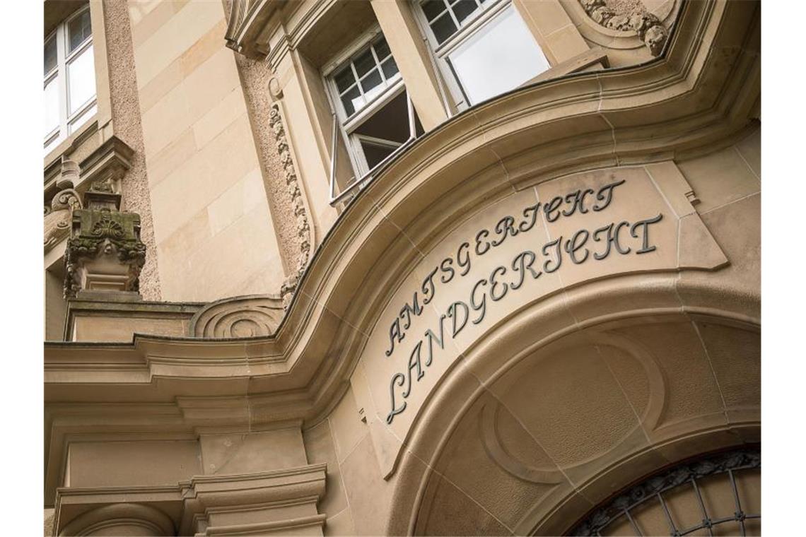 „Amtsgericht Landgericht“ steht über dem Eingang des Gebäudes, in dem sich das Landgericht befindet. Foto: Sebastian Gollnow/dpa/Archivbild