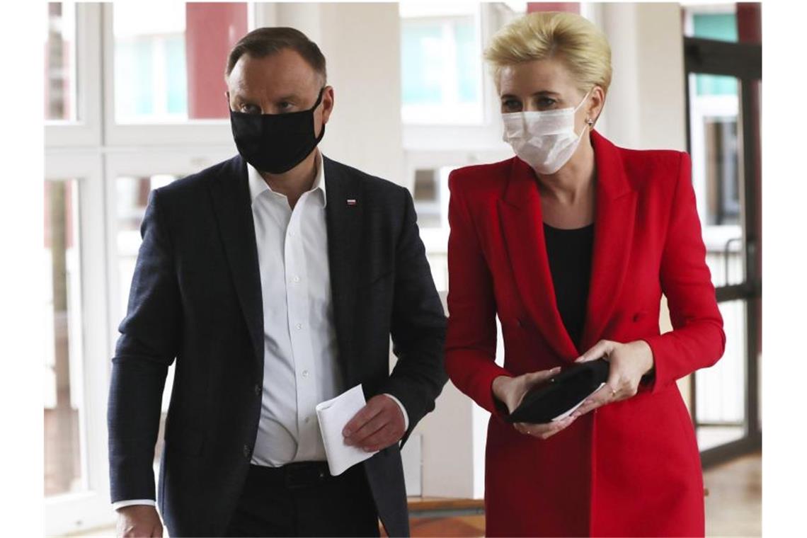 Amtsinhaber Andrzej Duda und seine Frau Agata Kornhauser-Duda im Wahllokal in Krakau. Foto: Czarek Sokolowski/AP/dpa