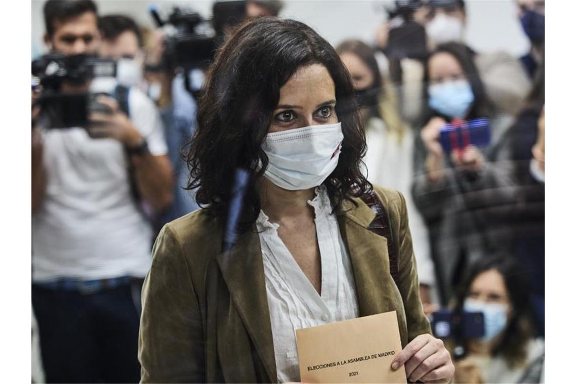 Konservative fahren in Madrid eindrucksvollen Wahlsieg ein Amtsinhaberin Isabel Díaz Ayuso gibt ihre Stimme ab. Foto: Jesús Hellín/EUROPA PRESS/dpa