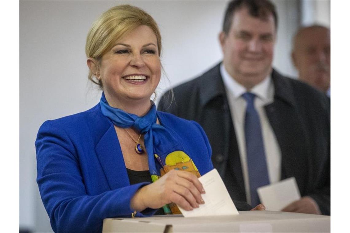 Milanovic gewinnt erste Runde in Kroatien Amtsinhaberin Kolinda Grabar-Kitarovic gibt in Zagreb ihre Stimme ab. Foto: Darko Bandic/AP/dpa