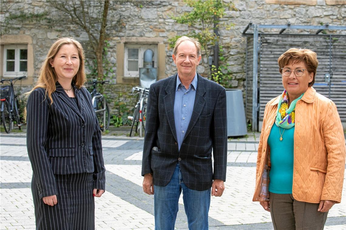 Amtsleiterin Regine Wüllenweber (von links) spricht Wolfgang Schwarz und Ingrid Siller ihre Gratulation zur Wahl als Seniorenvertreter aus. Foto: A. Becher