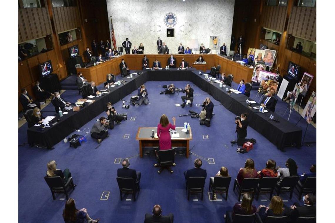 Amy Coney Barrett wird bei einer Anhörung am 12. Oktober vor dem Justizausschuss des Senats auf dem Capitol Hill vereidigt. Foto: Kevin Dietsch/AP UPI/dpa