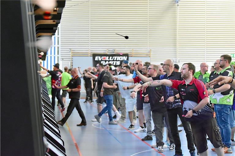 An 32 Automaten sind in der Seeguthalle die baden-württembergischen E-Dart-Meisterschaften ausgetragen worden. Foto: Tobias Sellmaier