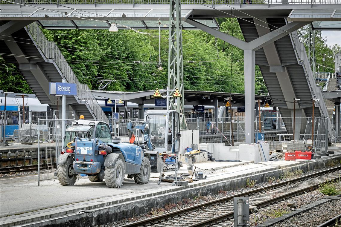 An Bahnsteig 2 (Gleise 2 und 3) des Backnanger Bahnhofs haben die Arbeiten für den Aufzug begonnen. Anschließend soll der Bahnsteig zwecks Barrierefreiheit erhöht werden. Bis dahin könnte sich die tiefere Bahnsteighöhe aber gar als vorteilhaft erweisen. Foto: Alexander Becher