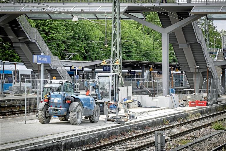 An Bahnsteig 2 (Gleise 2 und 3) des Backnanger Bahnhofs haben die Arbeiten für den Aufzug begonnen. Anschließend soll der Bahnsteig zwecks Barrierefreiheit erhöht werden. Bis dahin könnte sich die tiefere Bahnsteighöhe aber gar als vorteilhaft erweisen. Foto: Alexander Becher