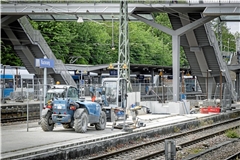 An Bahnsteig 2 (Gleise 2 und 3) des Backnanger Bahnhofs haben die Arbeiten für den Aufzug begonnen. Anschließend soll der Bahnsteig zwecks Barrierefreiheit erhöht werden. Bis dahin könnte sich die tiefere Bahnsteighöhe aber gar als vorteilhaft erweisen. Foto: Alexander Becher
