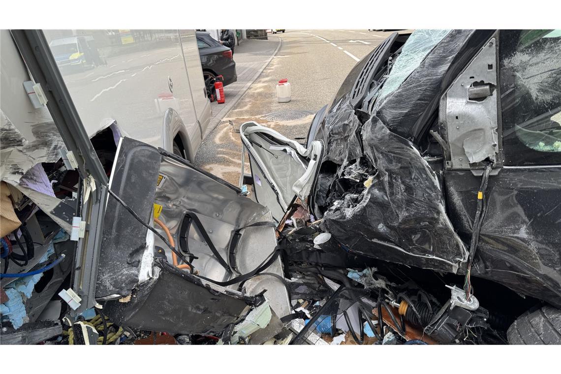 An beiden Wohnmobilen entstand ein Totalschaden.