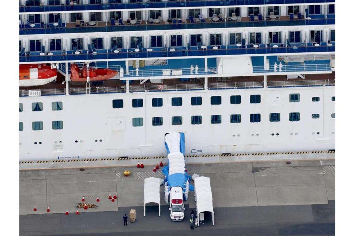 Anstieg der Virus-Nachweise in China etwas abgeschwächt An Bord des unter Quarantäne gestellten Kreuzfahrtschiffes „Diamond Princess“ in Japan sind weitere 41 Virus-Fälle worden. Foto: -/kyodo/dpa