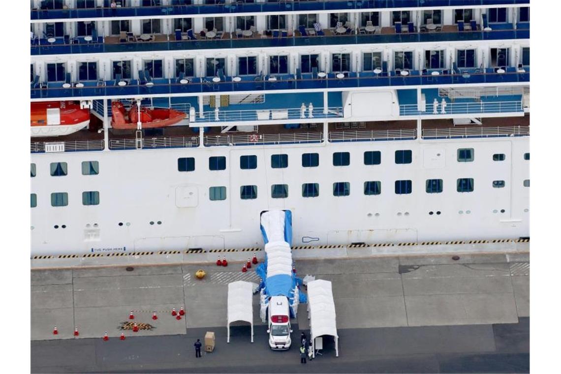 An Bord des unter Quarantäne gestellten Kreuzfahrtschiffes „Diamond Princess“ in Japan sind weitere 41 Virus-Fälle worden. Foto: -/kyodo/dpa