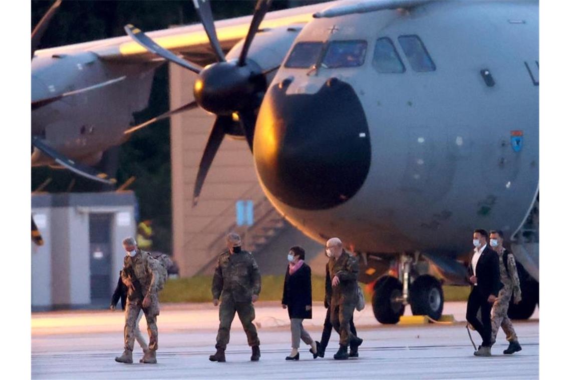 An Bord eines der Flugzeuge war auch Bundesverteidigungsministerin Annegret Kramp-Karrenbauer. Hier auf dem Rollfeld in Wunstorf. Foto: Friso Gentsch/dpa