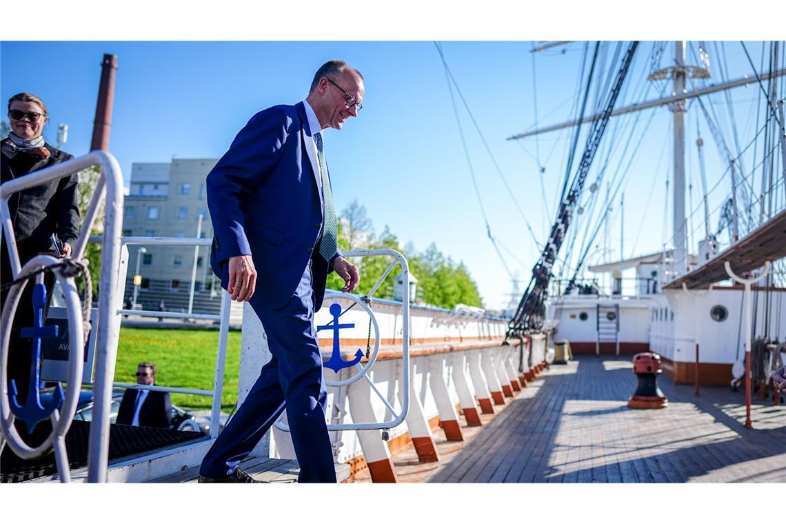 Merz sendet deutliche Botschaften an Putin An Bord: Friedrich Merz bei seinem Besuch im finnischen Turku.