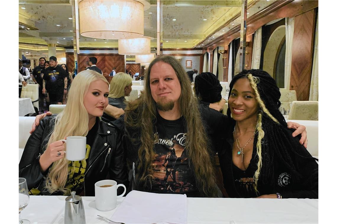 „Atrocity“: Death Metal unter karibischer Sonne An Bord von 70000 Tons of Metal: Alexander Krull mit Sängerin und Keyboarderin Zoe Federoff (Cradle of Filth, Catalyst Crime, links) und Gitarristin Chëna Ohanele (Catalyst Crime), die sich auch oft in Krulls Mastersound-Studio in Steinheim für Produktionen treffen.