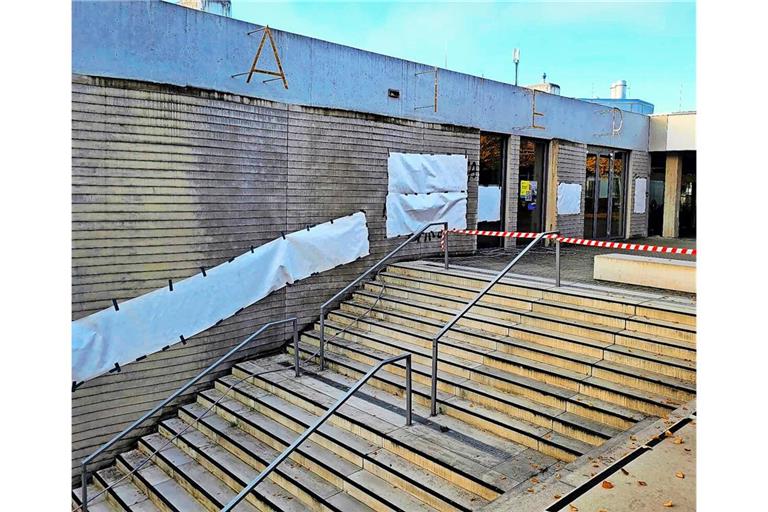 An das Otto-Rettenmaier-Audimax gegenüber der Mensa wurden mehr als zehn Parolen gesprüht.