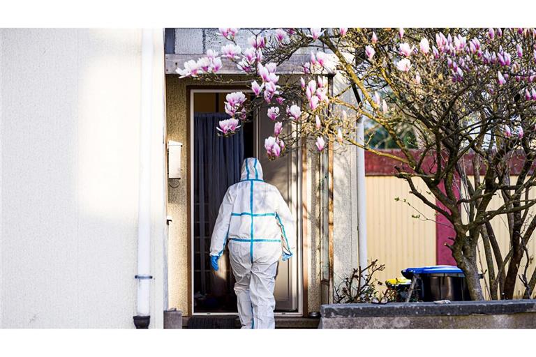 An dem Einfamilienhaus in Barsinghausen läuft die Spurensicherung.